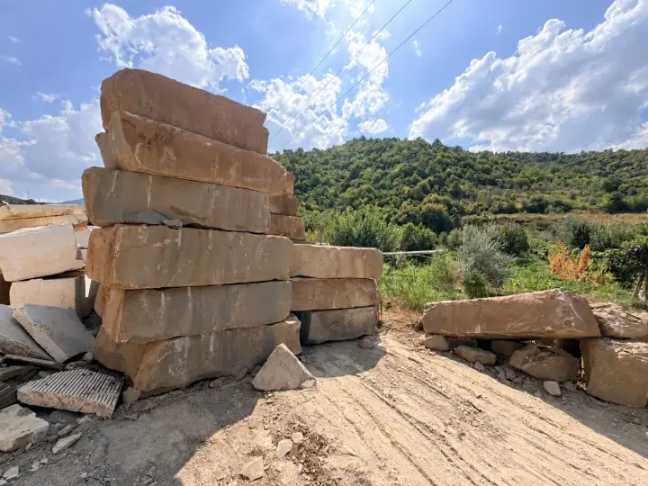 Raw and unedited LITHOS PRIME stone photograph 012